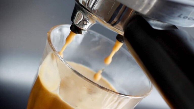 Sipanje kafe iz aparata za kafu - espreso