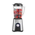 Smoothie blender sa crvenim voćem unutra